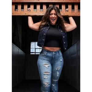 EUC Torrid Bombshell Skinny Premium Stretch Women's Distressed Denim Jeans 16